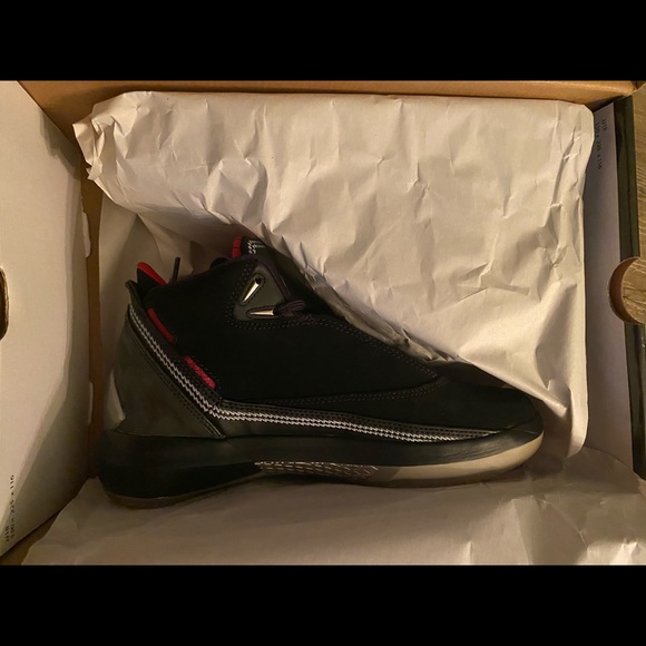 Air Jordan XX2; black/varsity red-mtllc silver. Size 6Y - Picture 4 of 5